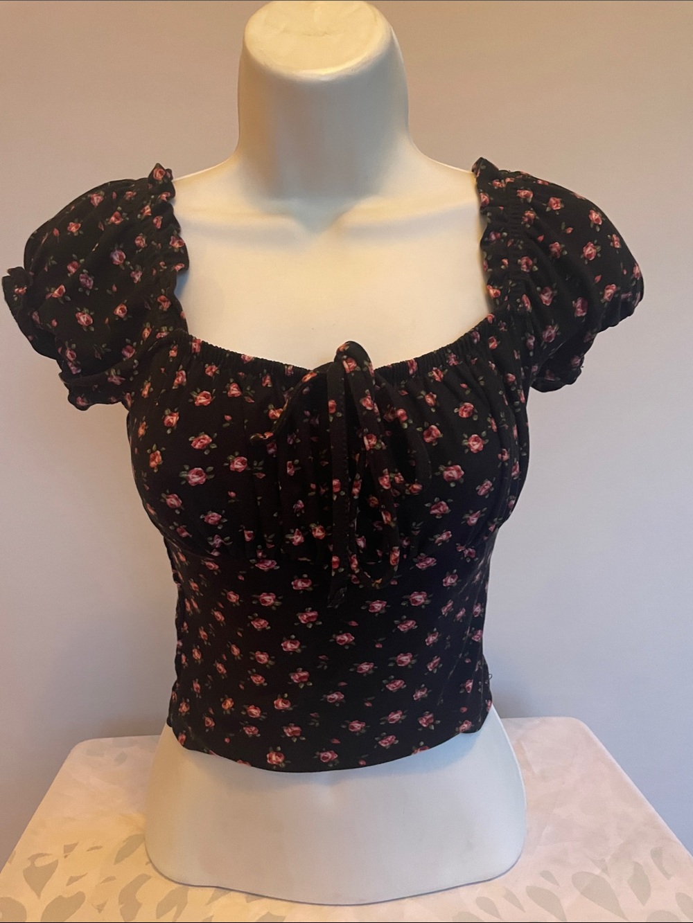 Pretty Tiny black ditsy rose smocked puff sleeve crop top s